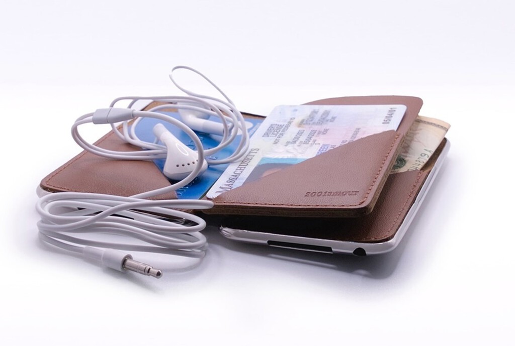 El mejor homenaje al iPod no es un nuevo reproductor de música. Es esta cartera hecha con piezas originales 