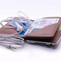 El mejor homenaje al iPod no es un nuevo reproductor de música. Es esta cartera hecha con piezas originales 