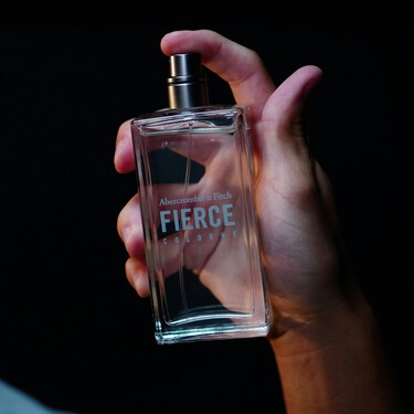 Ni frotar ni aplicar sobre la ropa: éste es el sencillo truco para que un perfume te dure de la mañana a la noche 