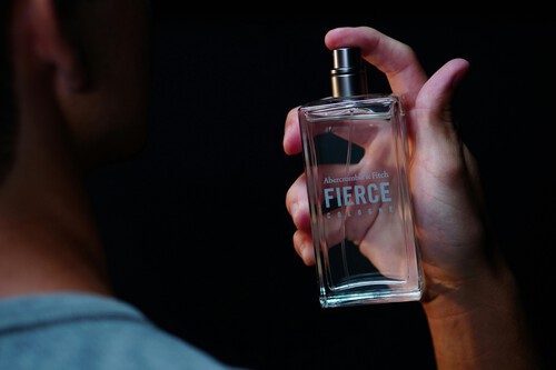 Ni Frotar Ni Aplicar Sobre La Ropa Este Es El Sencillo Truco Para Que Un Perfume Te Dure De La Manana A La Noche