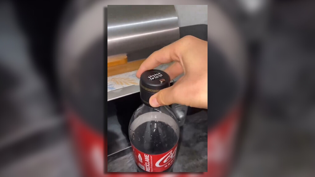 Así de fácil es evitar que arrasen con los refrescos y bebidas en casa. Este candado es real y puedes comprarlo en Amazon