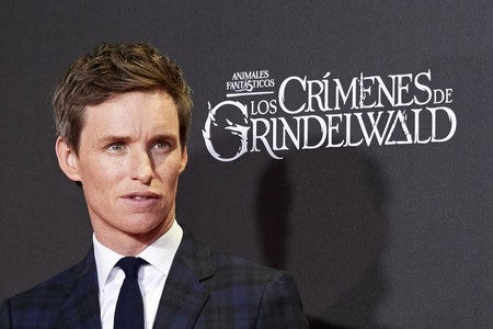 Eddie Redmayne vuelve a apostar por los cuadros en su look a su paso por España