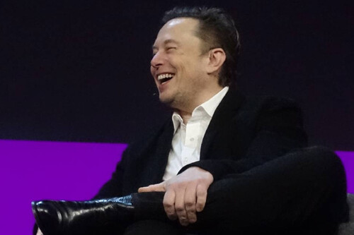 Elon Musk demite executivo, mas talvez o problema seja ele próprio / Imagem: Wikimedia Commons