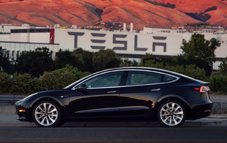 Tesla sigue quemando dinero y pone toda la carne en el asador con el Model 3