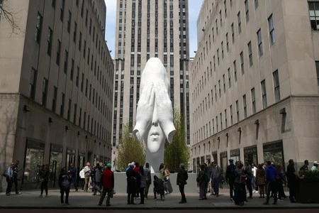 Las cabezas de Jaume Plensa cruzan el charco: De Colón al Rockefeller Center de Nueva York