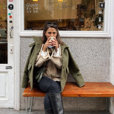 Mango agotará la chaqueta de ante color en tendencia más versátil y elegante de la temporada