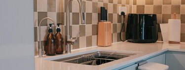 Cinco cucharadas de este ingrediente en el fregadero y agua hirviendo: así puedes limpiar las tuberías de forma sencilla 