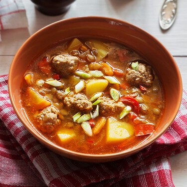 Este robot de cocina es más pequeño y mucho más barato que la Thermomix, pero hace de todo