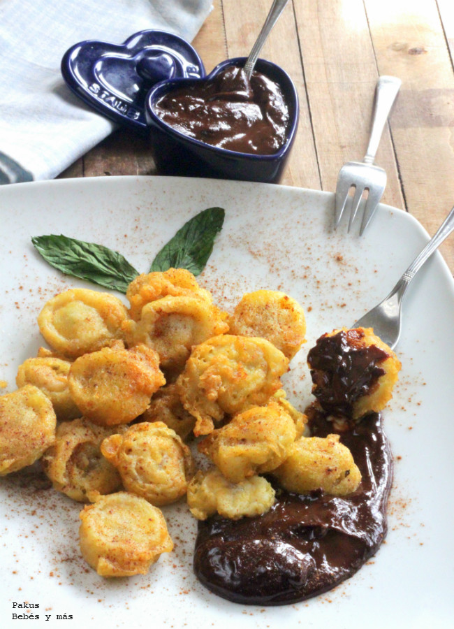 Buñuelos de plátano con chocolate. Receta de postre