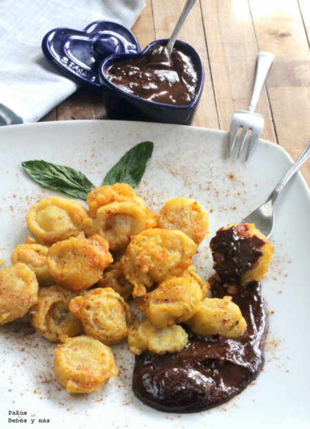 Buñuelos de plátano con chocolate. Receta de postre
