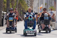 Benidorm pone freno a las sillas eléctricas y prohíbe la circulación de las que tengan más de una plaza 