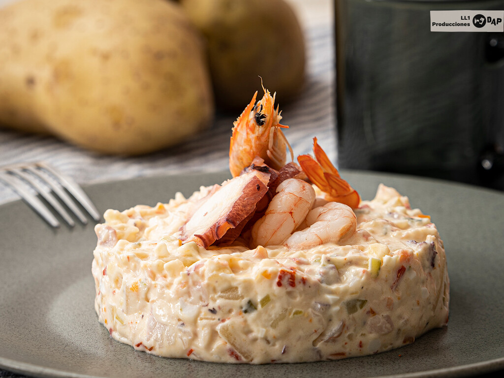 Cómo hacer la mejor ensaladilla de marisco, receta andaluza fácil para el aperitivo