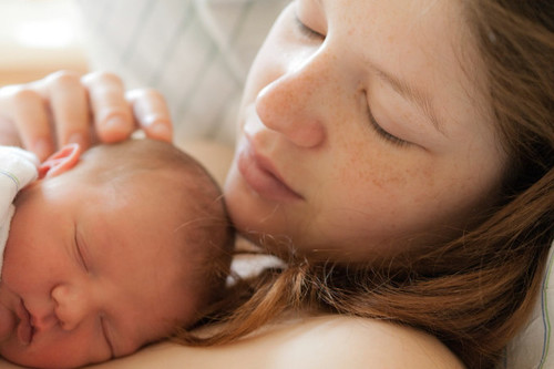 Los 15 mejores consejos prácticos que nadie te dio sobre los días después del parto