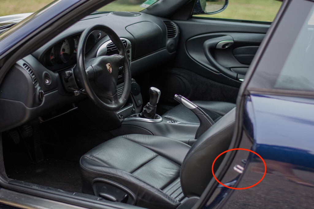 Las puertas de nuestros coches guardan un secreto que no todos conocen: la función oculta de esta pieza