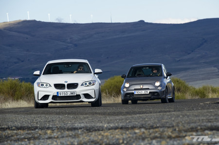 Abarth 695 Biposto vs BMW M2: así conducimos juguetes para niños grandes