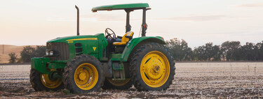 Los granjeros no podían arreglar sus tractores por culpa del software. Ahora John Deere recula (antes de que le obligue la ley)