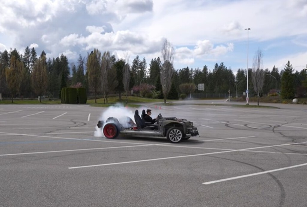 Compró un Model 3 hecho polvo por menos de 2.000 euros y lo convirtió en un kart eléctrico salvaje. Hasta que Tesla le estropeó la fiesta