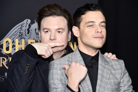 Rami Malek vuelve a triunfar en blanco y negro para su look en promoción de 'Bohemian Rhapsody'