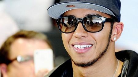 Lewis Hamilton usará un casco más colorido y "monstruoso"