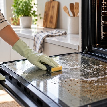 Cómo quitar fácilmente la grasa del cristal del horno cuando se pone oscuro y la esponja no consigue quitar las manchas 