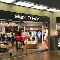 Ni Zara, ni Massimo Dutti: fichamos la camiseta perfecta para llevar con todo en el entretiempo, rebajada