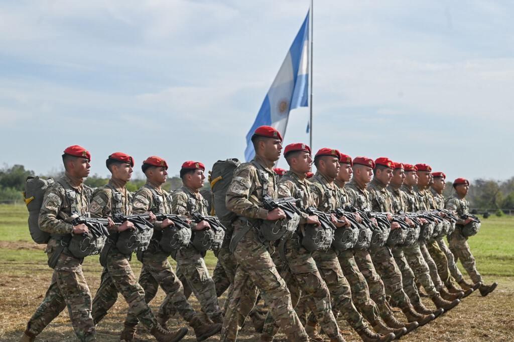 Argentina relanza el servicio militar voluntario y amplía la edad de inscripción para formar soldados 