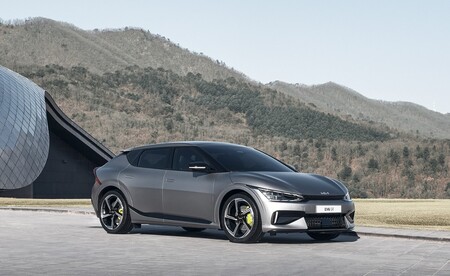 Nuevo KIA EV6: un crossover eléctrico con hasta 510 km de autonomía y versión deportiva GT más rápida que un Porsche Taycan