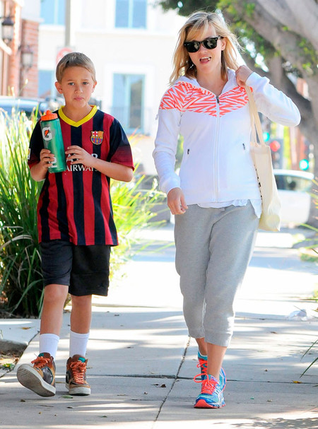 Va a ser que el hijo de Reese Witherspoon nos ha salido culé