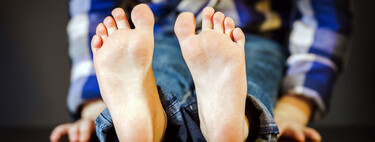 El frío, los pies descalzos y el pelo mojado no harán que tu hijo enferme: una pediatra lo explica 