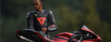 Lewis Hamilton es un friki de las motos. Tiene un garaje valorado en 100.000 euros, diseñó algunas de las mejores MV Augusta y se cayó de la MotoGP de Valentino Rossi 