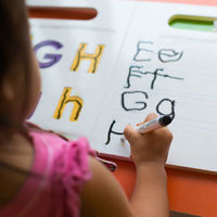 La pauta de caligrafía Montessori y otros recursos del método para enseñar a los niños a escribir