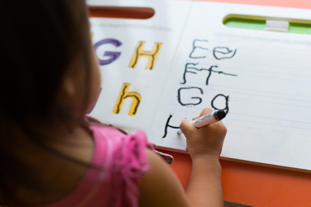 La pauta de caligrafía Montessori y otros recursos del método para enseñar a los niños a escribir