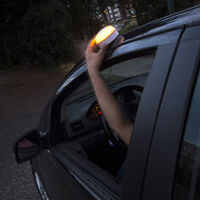 Es oficial: la señal V16 geolocalizable será obligatoria en 2026. Adiós a los triángulos y a la simple luz V16