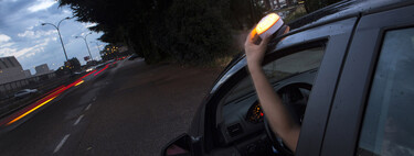 Es oficial: la señal V16 geolocalizable será obligatoria en 2026. Adiós a los triángulos y a la simple luz V16