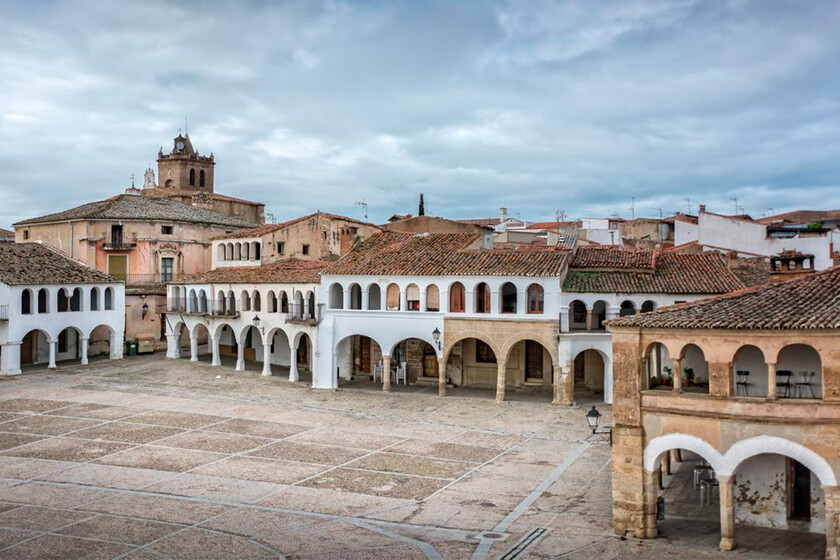 El pueblo en común de Jordi Évole y Jordi Hurtado es una sorpresa rural en pleno Cáceres con castillo sumergido, una plaza mayor impresionante y restos romanos