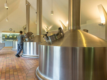 Solo Dos Monjes Elaboran Cerveza Siendo Ayudados Por Otros Cinco Para El Embotellado