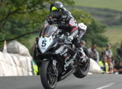 Bruce Anstey vence en Superstock del TT batiendo récords