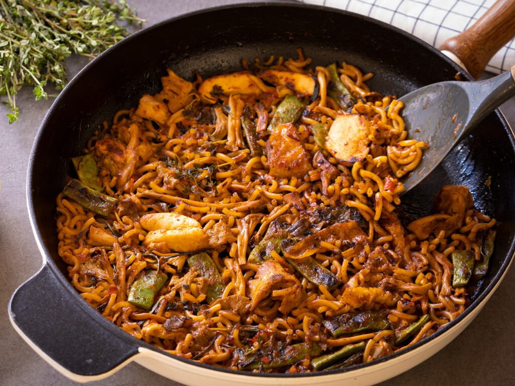 Fideuá de pollo y verduras, una receta fácil para el domingo con dos trucos muy sencillos