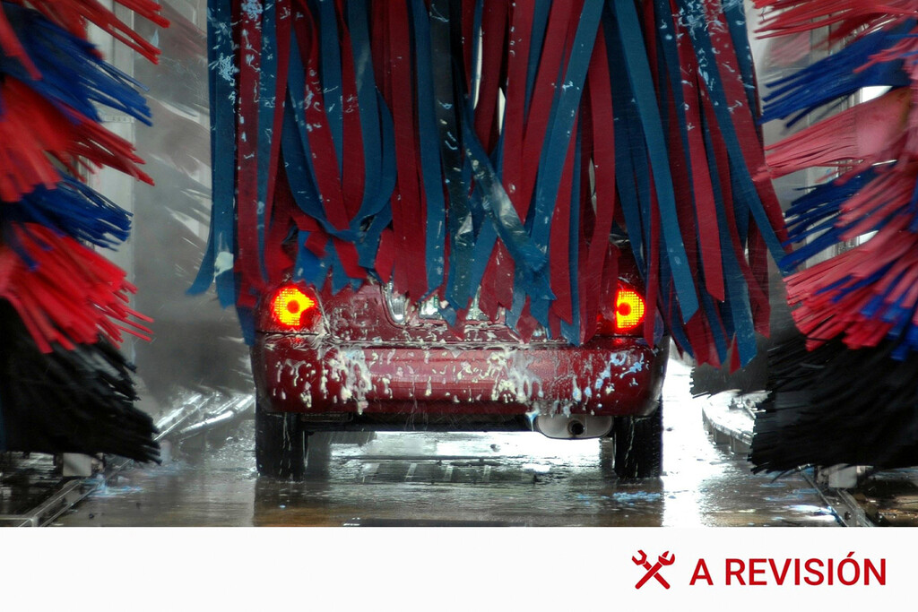 Después de media vida evitando lavar el coche en túnel de lavado automático, un experto me ha dado la razón: los rodillos dañan la pintura