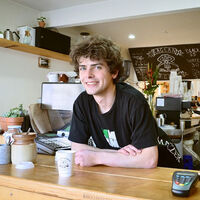 Así es el mercado, si no encuentras personal para trabajar hay que ofrecer mejores condiciones 