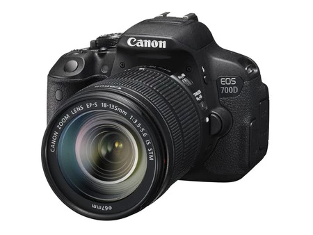 Cámara Canon EOS 700D + EF-S 18-135mm por 600 euros