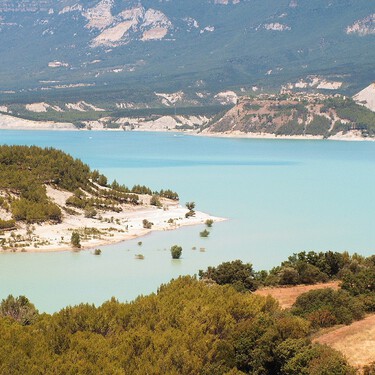 Ni Menorca ni Galicia: el agua más turquesa de España está en este embalse entre montañas que apodan el 'mar del Pirineo' 