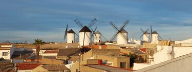 Este pueblo de Ciudad Real es famoso por sus molinos, pero aún más impresionante es su Albaicín, igual de bonito que el de Granada