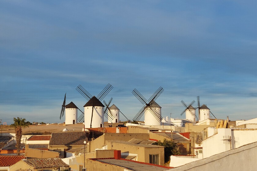 Este pueblo de Ciudad Real es famosos por sus molinos, pero tiene un Albaicín igual de bonito que el de Granada