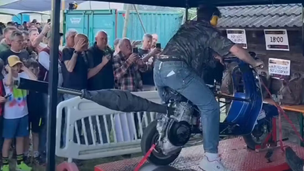 Amaba tanto las Vespas que dejó su trabajo de chef para ser mecánico. Ahora ha hecho la vuelta más rápida del mundo a 200 km/h