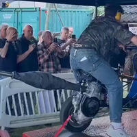 Dejó su trabajo de chef para crear una Vespa de 100 CV que vuela a más de 200 km/h y tiene un escape más grande que una MotoGP