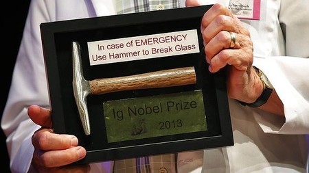 Y los IgNobel de 2013 son para... técnica para tratar amputaciones de pene, cucarachas que se guía con la Vía Láctea...