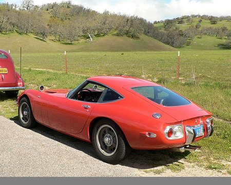 datsun240z-toyota2000gt.jpg