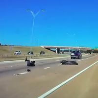 Este motorista nos enseña por qué no debemos encararnos en carretera, y menos contra una pick-up enorme 