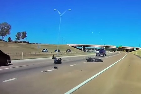 Este motorista nos enseña por qué no debemos encararnos en carretera, y menos contra una pick-up enorme
